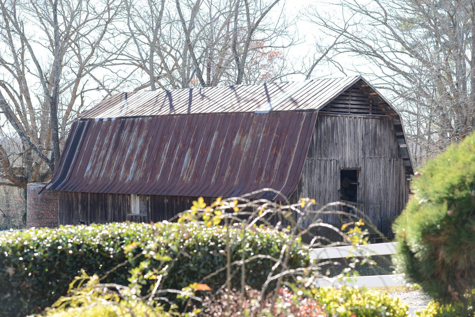 A weathered barn on the Silver Ridge grounds (view 1)